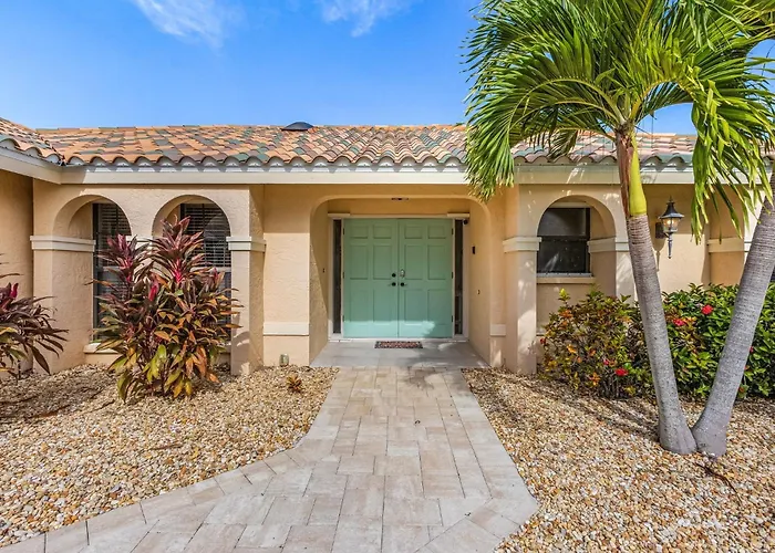 Modern, Luxurious, Waterfront Home With Heated Pool - Villa Dock Holiday - Roelens Vacations