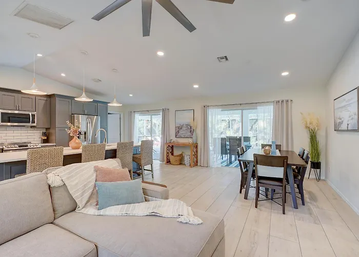 Family Oasis! Heated Salt Water Pool -Renovated-Great Central Location-Beach Gear-Free Bikes!